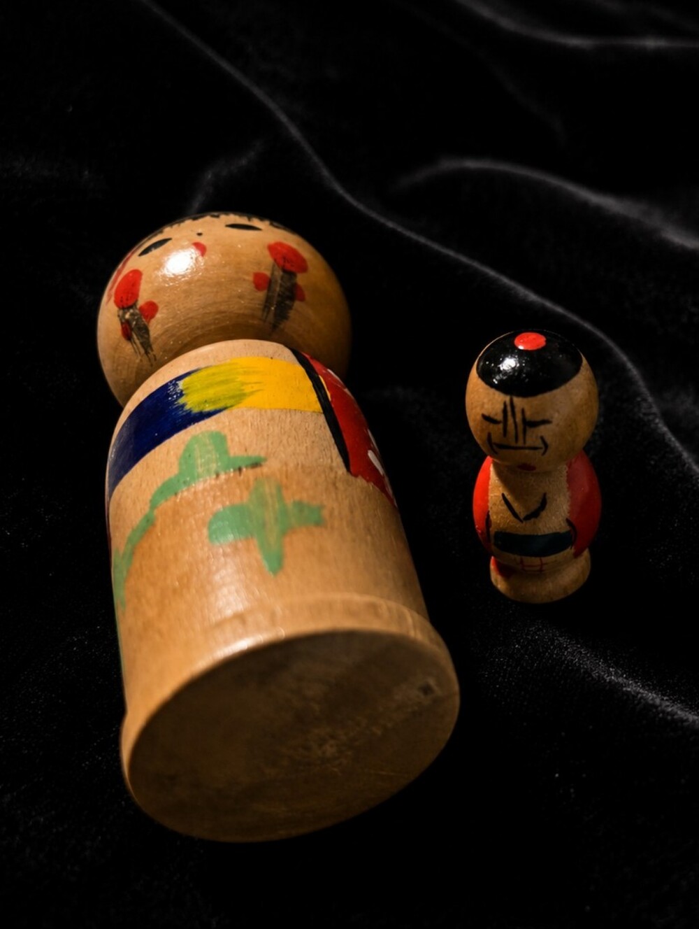 Vintage Japanese Wooden Nesting Kokeshi Doll Set – Hand-Painted Mini Folk Art - Picture 2 of 6